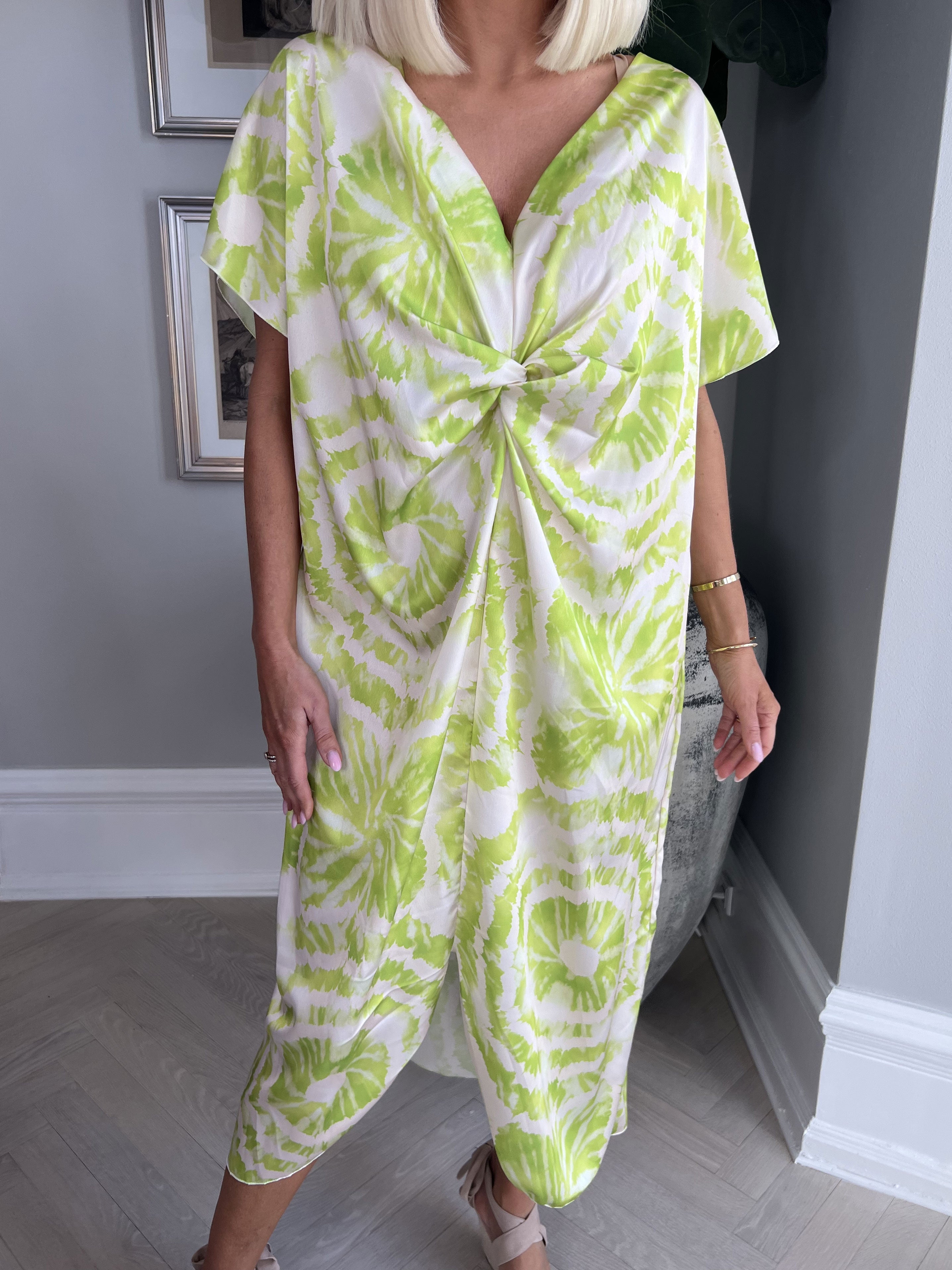 Juno Batik - Sød kjole i batikmønster med knude ved brystet